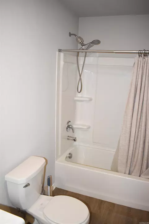Bath - 45 Oak Leaf Dr, Conway, AR 72032 photo 6 of 7