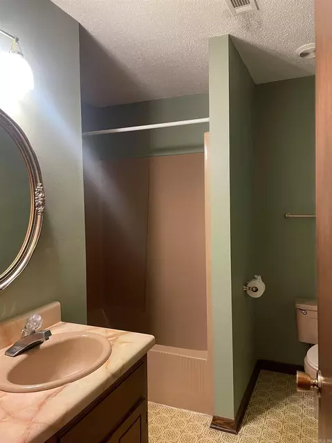 Bath - 7241 Ross Ln, Benton, AR 72019 photo 2 of 2