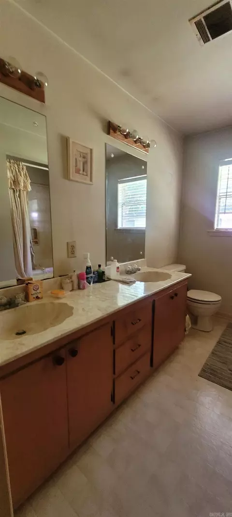 Bath - 731 N Eighth St, Augusta, AR 72006 photo 1 of 2