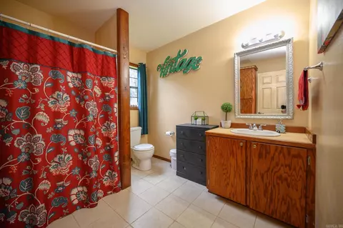 Bath - 106 Ashton Pl, De Queen, AR 71832 photo 2 of 3