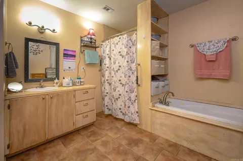 Bath - 106 Ashton Pl, De Queen, AR 71832 photo 1 of 3