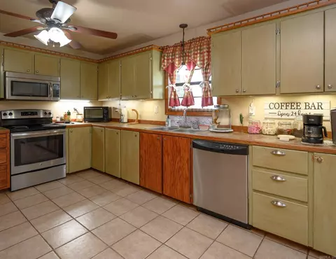Kitchen - 106 Ashton Pl, De Queen, AR 71832 photo 4 of 6