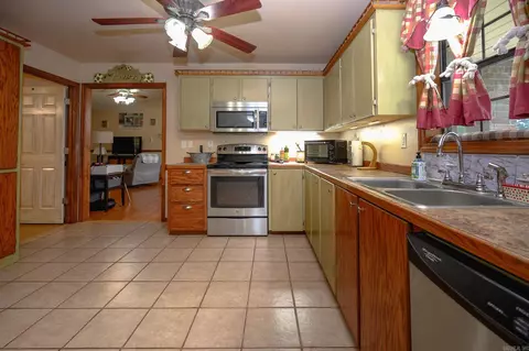Kitchen - 106 Ashton Pl, De Queen, AR 71832 photo 2 of 6