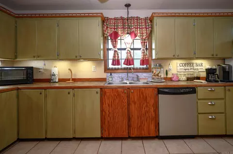 Kitchen - 106 Ashton Pl, De Queen, AR 71832 photo 3 of 6