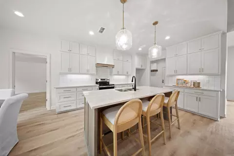 Kitchen - 203 Apollo Way, Haskell, AR 72015 photo 1 of 6