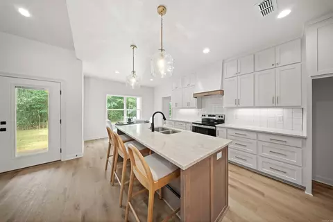 Kitchen - 203 Apollo Way, Haskell, AR 72015 photo 3 of 6