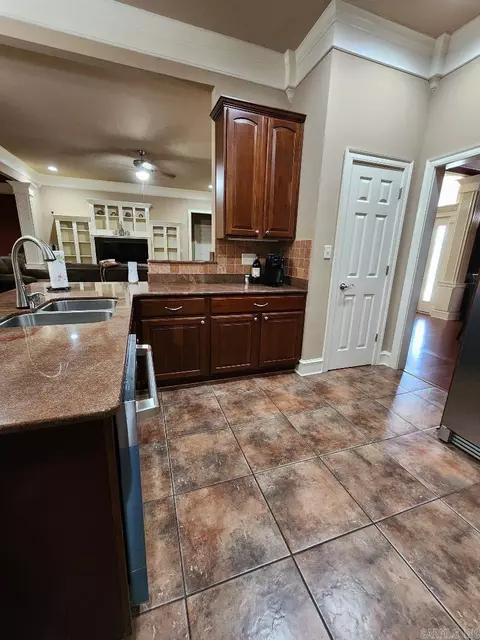 Kitchen - 7720 E Worth Ave, Benton, AR 72019 photo 2 of 2