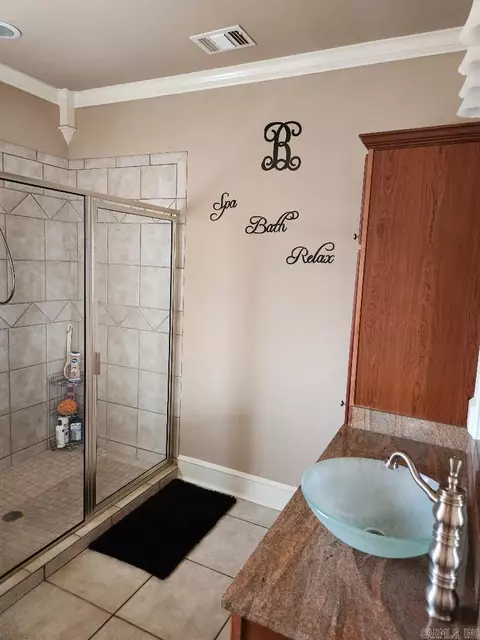 Bath - 7720 E Worth Ave, Benton, AR 72019 photo 1 of 4