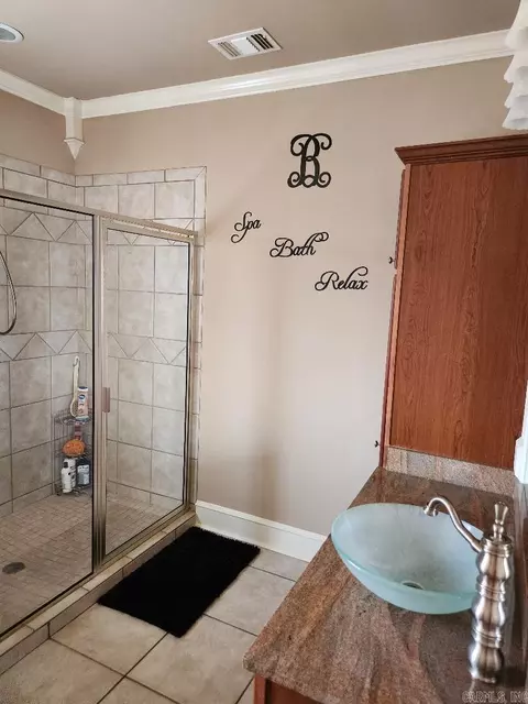 Bath - 7720 E Worth Ave, Benton, AR 72019 photo 1 of 4