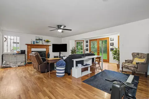 Living - 622 Sherris Ln, Benton, AR 72019 photo 2 of 3