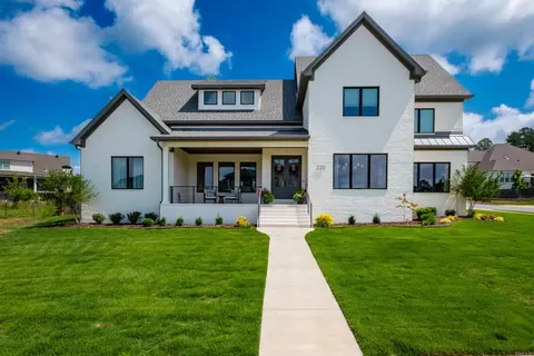 220 Haywood Dr, Little Rock, AR 72223
