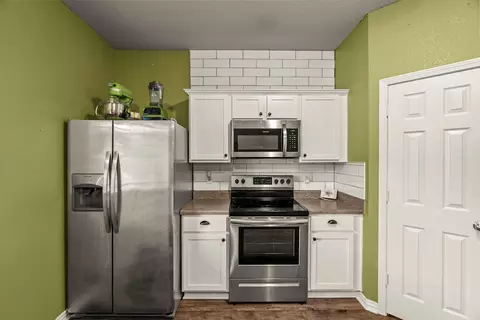Kitchen - 2230 Matthews Meadows Ln, Conway, AR 72032 photo 2 of 4