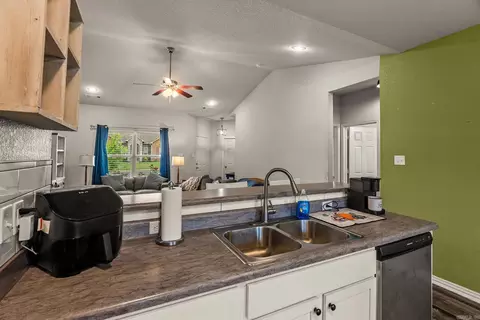 Kitchen - 2230 Matthews Meadows Ln, Conway, AR 72032 photo 4 of 4