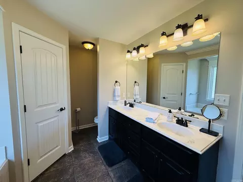 Bath - 3005 Lynne Ct, Bryant, AR 72022 photo 3 of 5