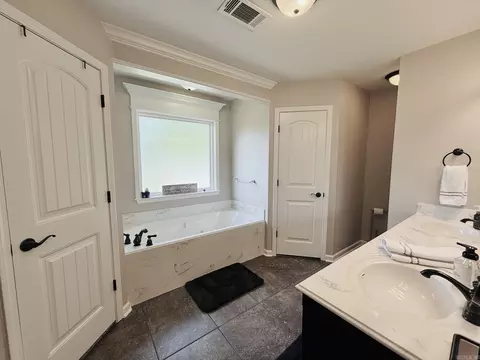 Bath - 3005 Lynne Ct, Bryant, AR 72022 photo 2 of 5