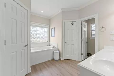 Bath - 1320 E Cadron Gap Rd, Conway, AR 72032 photo 4 of 5