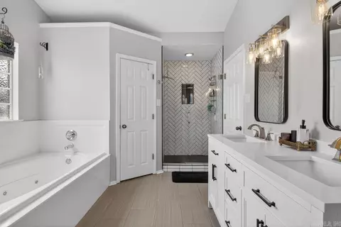 Bath - 900 Elkhart Loop, Bryant, AR 72022 photo 2 of 4
