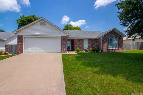 Exterior - 900 Elkhart Loop, Bryant, AR 72022 photo 4 of 8