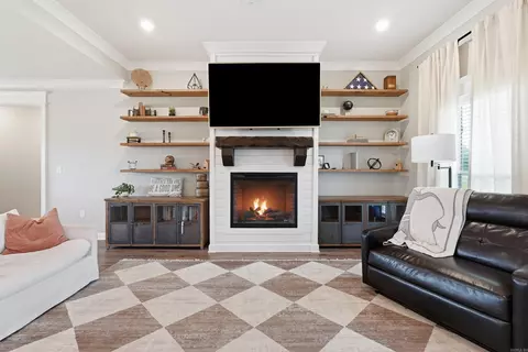 Living - 33 Pear Cir, Greenbrier, AR 72058 photo 2 of 3