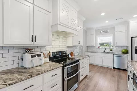 Kitchen - 33 Pear Cir, Greenbrier, AR 72058 photo 3 of 5