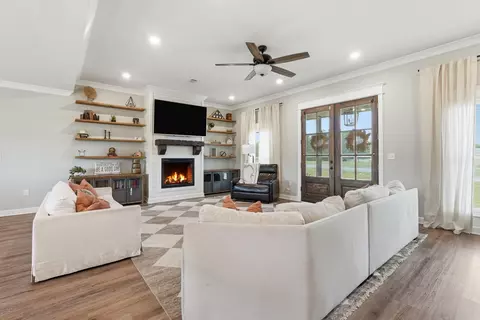Living - 33 Pear Cir, Greenbrier, AR 72058 photo 3 of 3