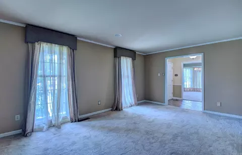 Living - 2425 W 42nd Ave, Pine Bluff, AR 71603 photo 2 of 4