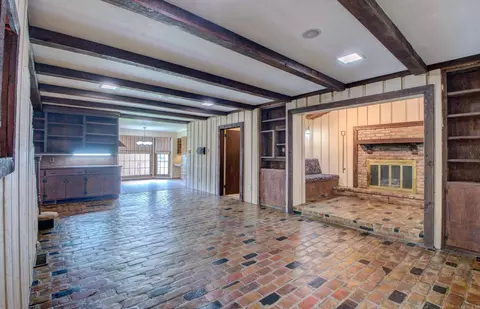 Living - 2425 W 42nd Ave, Pine Bluff, AR 71603 photo 3 of 4