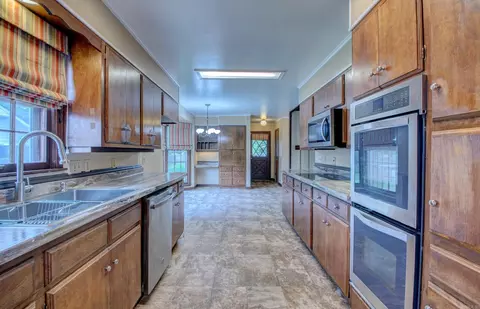 Kitchen - 2425 W 42nd Ave, Pine Bluff, AR 71603 photo 3 of 3
