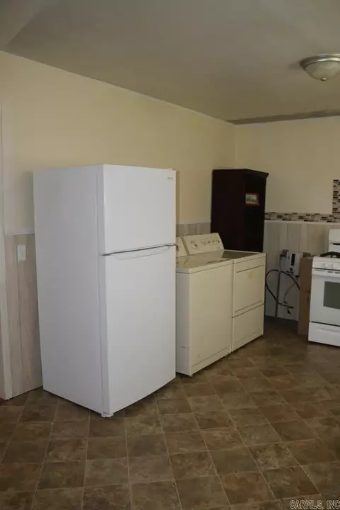 Kitchen - 605 Mitchell Ave, Mountain View, AR 72560 photo 2 of 3