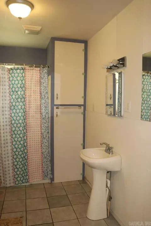 Bath - 605 Mitchell Ave, Mountain View, AR 72560 photo 1 of 2