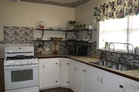 Kitchen - 605 Mitchell Ave, Mountain View, AR 72560 photo 3 of 3