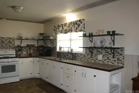 Kitchen - 605 Mitchell Ave, Mountain View, AR 72560 photo 1 of 3
