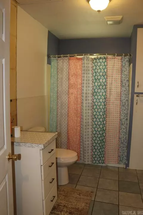 Bath - 605 Mitchell Ave, Mountain View, AR 72560 photo 2 of 2