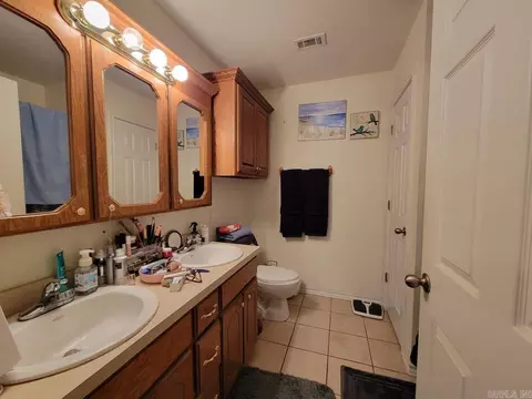 Bath - 117 Cub Dr, De Queen, AR 71832 photo 1 of 2
