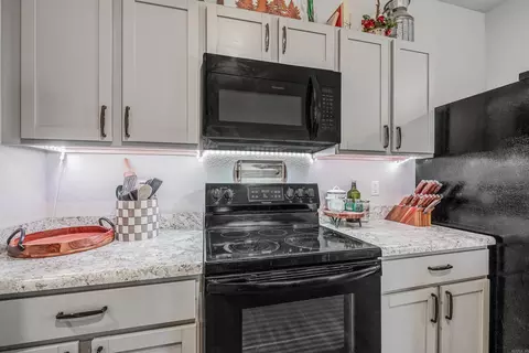 Kitchen - 21 Sun Drenched Trl, Conway, AR 72032 photo 3 of 3