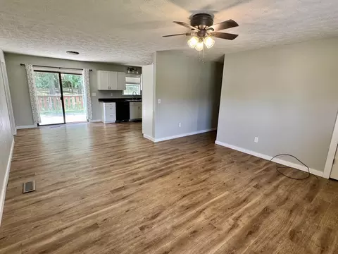 Living - 44 Sara Cir, Ash Flat, AR 72513 photo 2 of 4