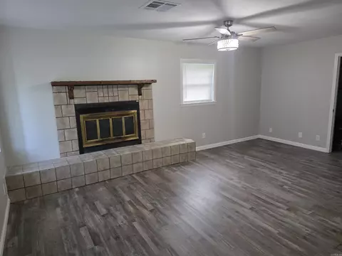 Living - 2204 Sheraton Park Dr, Pine Bluff, AR 71603 photo 2 of 4