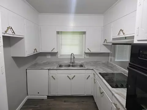 Kitchen - 2204 Sheraton Park Dr, Pine Bluff, AR 71603 photo 2 of 2