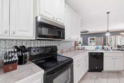 Kitchen - 8 Oak Cliff Cv, Damascus, AR 72039 photo 3 of 4