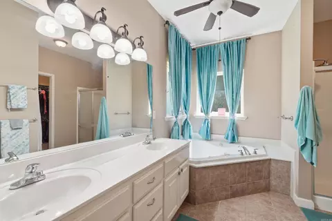 Bath - 8 Oak Cliff Cv, Damascus, AR 72039 photo 2 of 3