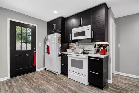 Kitchen - 222 E Highland, Malvern, AR 72104 photo 4 of 5