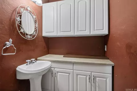 Bath - 1220 Pine Forest Dr, Benton, AR 72019 photo 1 of 3