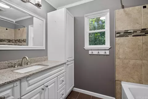 Bath - 1220 Pine Forest Dr, Benton, AR 72019 photo 2 of 3