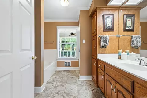 Bath - 305 Brandon Dr, Beebe, AR 72012 photo 4 of 5