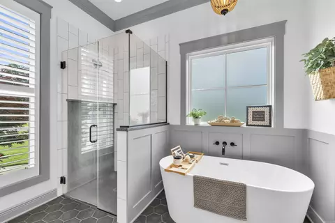 Bath - 100 Laurie Dr, Mena, AR 71953 photo 1 of 3