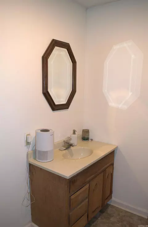 Bath - 1825 Dyer St, Malvern, AR 72104 photo 3 of 4