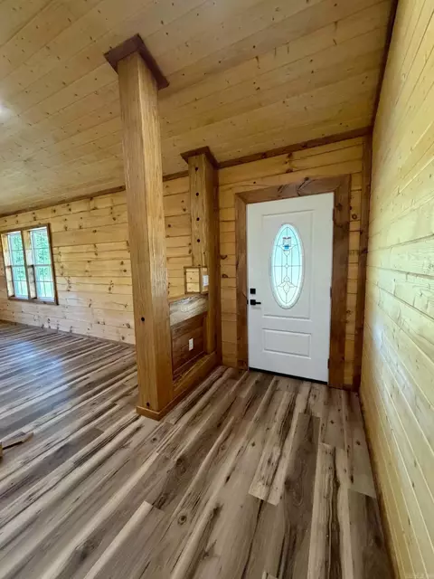 Entry Way - 113 Madelyn Ln, Vandervoort, AR 71972 photo 2 of 4