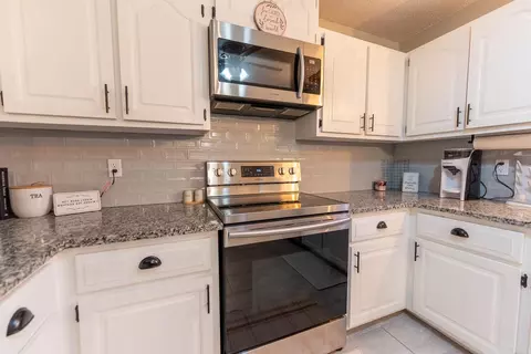 Kitchen - 444 Monroe St, Thayer, MO 65791 photo 2 of 5
