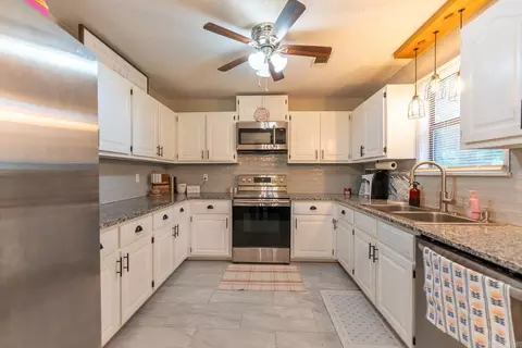 Kitchen - 444 Monroe St, Thayer, MO 65791 photo 1 of 5