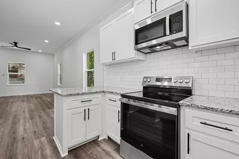 Entry Way - 622 Denton St, Benton, AR 72015 photo 4 of 5